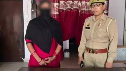 टांडा: थाना खजुरिया क्षेत्र में शराब में नशीली गोलियां मिलाकर पति की हत्या करने के आरोप में पत्नी को किया गया गिरफ्तार