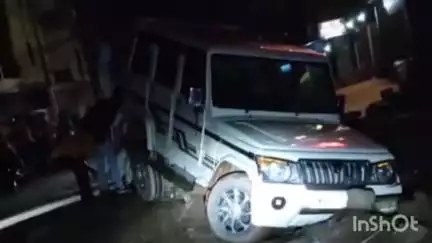 मैहर: गौशाला चौक, सतना में ब्लोरो गाड़ी गड्ढे में धंसी, पलटने से बाल-बाल बची