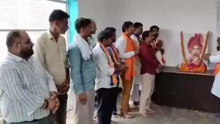 नगर के अंबेडकर पार्क में आयोजित कार्यक्रम के दौरान लोगों ने छत्रपति शाहूजी महाराज की जयंती पर उन्हें नमन किया