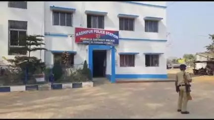 কাশীপুর: কাশীপুর এলাকায় দিনে- দুপুরে নাটকীয় ভাবে আলমারি খুলে ৭৩ হাজার টাকা ও একটি সোনার হার নিয়ে পালিয়ে যায় তিন দুস্কৃতী