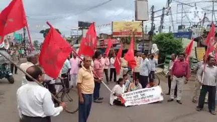 পাত্রসায়র: তাম্মানার খুনিদের অবিলম্বে গ্রেফতার করে দৃষ্টান্তমূলক শাস্তির দাবিতে CPIM বড়জোড়া এরিয়া কমিটির ডাকে পথ অবরোধ