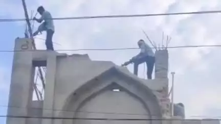 टांडा: थाना टांडा क्षेत्र में अतिक्रमण के खिलाफ अभियान के तहत मदीना मस्जिद कमेटी ने बाहरी हिस्से को हटाया