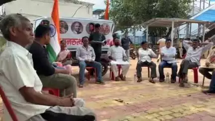 चक्रधरपुर: झारखंड पुनरुत्थान अभियान के तहत चक्रधरपुर रेल मंडल कार्यालय के बाहर धरना प्रदर्शन
