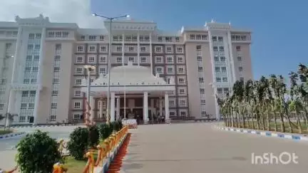 மயிலாடுதுறை: நூதன முறையில் மண்டியிட்டு வந்த இயற்கை விவசாயி கலெக்டர் அலுவலகத்தில் கலெக்டரிடம் மனு அளித்தார்