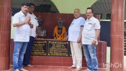 ନୟାଗଡ ସଦର: ବଜେନ୍ଦ୍ର ହାଇସ୍କୁଲ ପରିସର ରେ ଗୋପବନ୍ଧୁ ଙ୍କ 87ତମ ଶ୍ରାଦ୍ଧ ଦିବସ ଉପଲକ୍ଷେ ଗାନ୍ଧୀ ବିଚାର ପ୍ରଚାର  ମଞ୍ଚ ପକ୍ଷରୁ ଶ୍ରଦ୍ଧାଞ୍ଜଳି ଜ୍ଞାମ୍ପନ