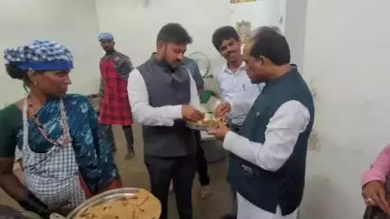 ಕೂಡ್ಲಿಗಿ: ಪಟ್ಟಣದ ಅಂಬೇಡ್ಕರ್ ವಸತಿ ಶಾಲೆಗೆ ಶಾಸಕರಾದ ಪ್ರಸಾದ ಅಬ್ಬಯ್ಯ ಹಾಗೂ ಕೃಷ್ಣ ನಾಯ್ಕ ಭೇಟಿ, ಪರಿಶೀಲನೆ
