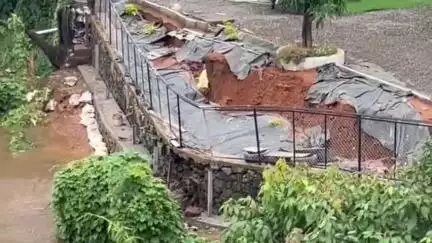 ചാലക്കുടി: കനത്ത മഴയിൽ ചാലക്കുടി പുഴയിൽ ഒഴുക്ക് ശക്തിയായതോടെ ചാലക്കുടി പാലത്തിന് സമീപം പുഴയോരം ഇടിഞ്ഞു