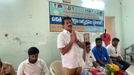 నరసాపురం: పట్టణంలో ఉచిత కుట్టు శిక్షణ కార్యక్రమాన్ని ప్రారంభించిన MLA బొమ్మిడి నాయకర్