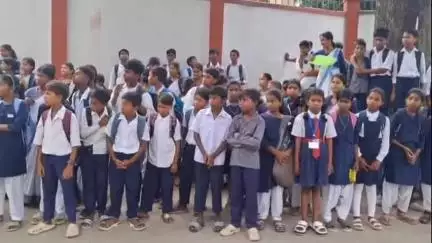 ধুবুৰী ভাগ: জিলা আয়ুক্ত কাৰ্যালয়ৰ সন্মুখত জিলা প্ৰশাসনে বিদ্যালয়লৈ অহা পথ বন্ধ কৰাত স্কুল এৰি ৰাজপথত প্ৰতিবাদ শ শ ছাত্ৰ-ছাত্ৰীৰ