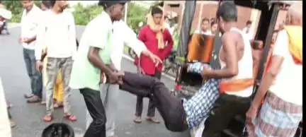 छतरपुर: बैरियाडीह गांव में अज्ञात वाहन ने बाइक सवार को टक्कर मारी, तीन लोग गंभीर रूप से घायल