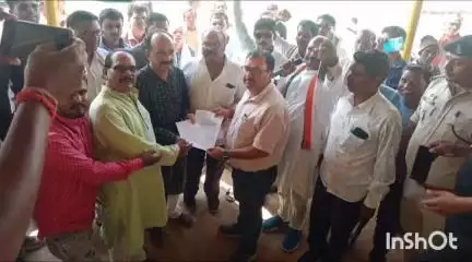 प्रतापपुर: गोविंदपुर सहकारी समिति में किसानों को डीएपी खाद न मिलने पर कांग्रेसियों ने किया एक दिवसीय धरना प्रदर्शन