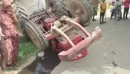 बखतखेड़ा गांव में बहुत तेजी से आता हुआ ट्रैक्टर पलट गया इसकी चपेट में आती महिला बाल बाल बची Today News Mithun 
#news
