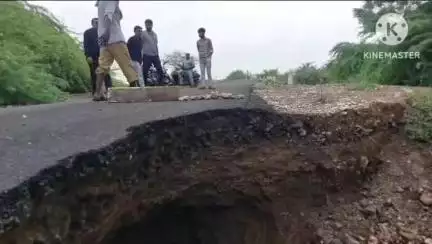ગઢડા: ગોરડકા ઉગામેડી રસ્તા પર આઠ દિવસ થી પડેલ ખાડો અકસ્માતની રાહ જુએ છે. તંત્ર અજાણ.??