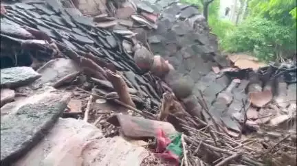 निवाड़ी: निवाड़ी: वार्ड 6 तालपुरा मोहल्ला में बारिश से गिरा कच्चा मकान, बाल-बाल बची बुजुर्ग महिला