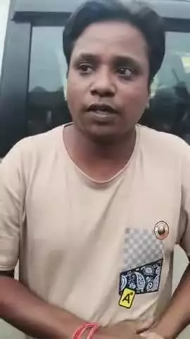 साथियों यह औरत जिसका नाम रिंकी साहू राउरकेला हेमा ब्यूटी पार्लर के अगल-बगल रहती है एक नंबर का फ्रॉड औरत है या औरत चाईबासा जमशेदपुर एवं कई जगह पर चित फंड खिलाने के नाम से बहुत लोगों को ठगा है आप सबसे विनती है यह औरत को जहां भी देखें इसे पुलि