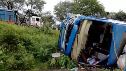 परबत्ता: एनएच 31 पर सतीश नगर के पास बड़ा हादसा, ट्रक ने बस को मारी टक्कर, यात्री बाल-बाल बचे