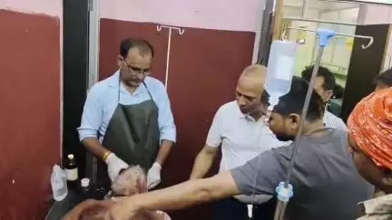 मंझनपुर: अढौली गांव में घर के बाहर बैठे बुजुर्ग पर महिला ने चाकू से किया हमला, हालत गंभीर, प्रयागराज किया गया रेफर