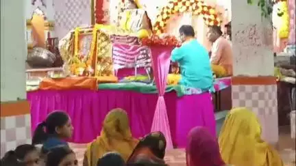 बल्दीराय: महाराजगंज में हनुमत सेवा आश्रम पर भव्य संगीतमई में श्री राम कथा का शुभारंभ हुआ