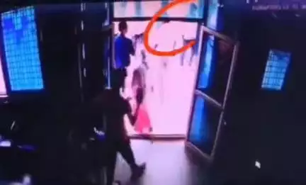 डिंडौरी: सामुदायिक स्वास्थ्य केंद्र करंजिया के बीएमओ डॉक्टर गोपाल मरावी ने मरीज और परिजनों को पीटा, वीडियो वायरल