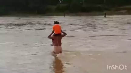 পুরুলিয়া ১: কাসাই নদীতে জলস্তর বেড়ে যাওয়ায় পারাপারের ক্ষেত্রে সমস্যায় শিশু সহ সাধারণ মানুষ,চিত্র তেলিডি কাসাই ঘাটের#jansamasya