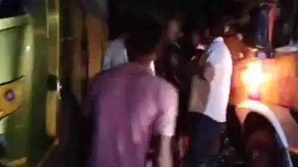 पीलीभीत: मोहनपुर के पास बछड़े को बचाने के चक्कर में डबल डेकर बस पेड़ से टकराई, बस में 60 से 70 लोग सवार, चार लोग घायल