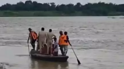 कैंपियरगंज: रामकोला में बाढ़ से बचाव के लिए आयोजित हुई मॉकड्रिल, राहत शिविरों की स्थापना और नाव संचालन का हुआ अभ्यास