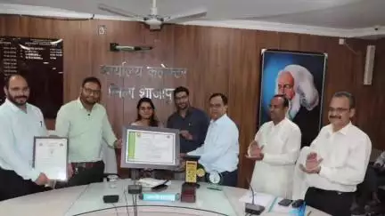 शाजापुर: कलेक्टर ने स्वास्थ्य विभाग के कार्यों की समीक्षा की, जिले की स्वास्थ्य संस्थाएँ सम्मानित