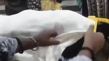 রামপুরহাট ১: বাতিনা গ্রামে প্রেমে প্রত্যাখ্যান করার কারণে বাড়িতে ঢুকে এক কিশোরীকে এলোপাথাড়ি  ছুরি মেরে খুন করলো এক যুবক