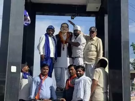 बहुजन मुक्ति पार्टी के प्रदेश सचिव सामूहिक जयंती के शुभ अवसर पर पूर्व मुख्यमंत्री कर्पूरी ठाकुर की प्रतिमा पर माल्यार्पण किया जय मूलनिवासी जय भारत जय भीम जय संविधान