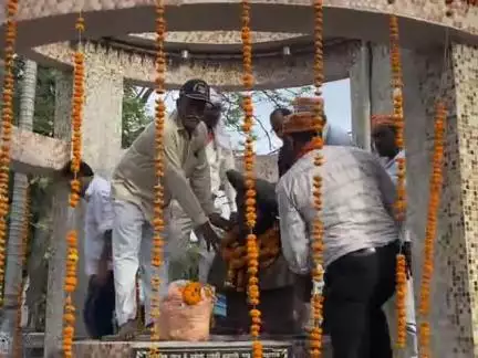 बहुजन मुक्ति पार्टी के प्रदेश सचिव राष्ट्रीय पिछड़ा वर्ग मोर्चा के बैनर तले सामूहिक जयंती के शुभ अवसर पर छत्रपति साहू जी महाराज की प्रतिमा पर माल्यार्पण किया जय मूलनिवासी जय भारत जय भीम जय संविधान