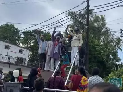 बहुजन मुक्ति पार्टी के प्रदेश सचिन राष्ट्रीय पिछड़ा वर्ग मोर्चा के बैनर तले सामूहिक जयंती के शुभ अवसर पर वीरांगना अवंती बाई लोधी जी की प्रतिमा पर माल्यार्पण किया जय मूलनिवासी जय भारत जय भीम जय संविधान
