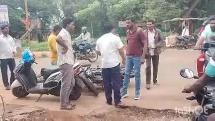 వికారాబాద్: రిలయన్స్ మార్ట్ వద్ద రెండు ద్విచక్ర వాహనాలు ఢీకొన్న ఘటనలో స్వల్ప గాయాలతో  బయట పడి గొడవ