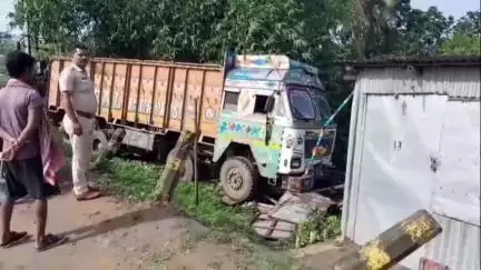 মেমারি ১: নিয়ন্ত্রণ হারিয়ে দশ চাকার লরি ধাক্কা মারলো ইলেকট্রিক পোলে মেমারিতে