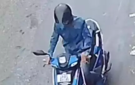 लोहाघाट में पुलिस को दुर्घटना कर भागे। स्कूटी सवार की तलाश। परिजनों ने आरोपी की गिरफ्तारी की उठाई मांग।