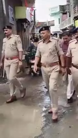 ગઢડા: ગઢડા શહેરમાં આજે બપોરે 2 વાગે નિકળનારી રથયાત્રા પૂર્વે પોલીસે ફુટ પેટ્રોલિંગ કરી પરિસ્થિતિ ની સમિક્ષા કરી