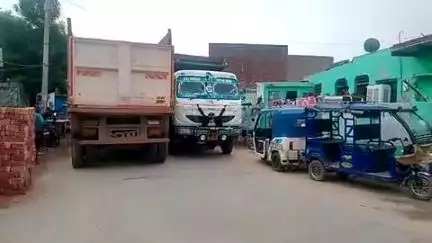 गांव फोड़र में बैटरी वाले रिक्शा ऑटो रोड पर खड़े रहते हैं जिससे यातायात का जाम लगा रहता है इससे लोगों को बहुत परेशानी है