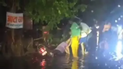 मंदसौर: मंदसौर रेलवे स्टेशन के सामने जलभराव से तिरुपति रेस्टोरेंट के पास गड्ढे में गिरा स्कूटी चालक, बाल-बाल बचा