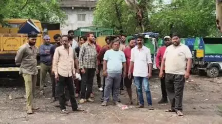 बीना: मस्जिद वार्ड सहित नगरीय क्षेत्र में कचरा गाड़ी नहीं पहुंची, वेतन न मिलने से कर्मचारियों ने काम बंद किया