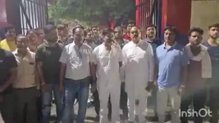 लखीमपुर: राजालॉन में आयोजित नृत्य कार्यक्रम में मुस्लिम ट्रेनर को लेकर मचा बवाल, हिंदू संगठनों ने सदर कोतवाली में किया विरोध