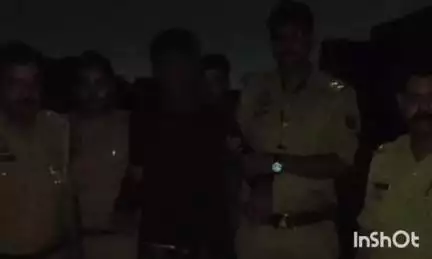 आगरा: मंदिर में तोड़फोड़ कर दानपात्र से रुपए चोरी करने वाले अभियुक्त को वायु विहार के पास मुठभेड़ के दौरान किया गया गिरफ्तार