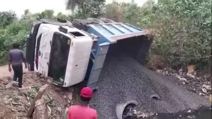 बुरहानपुर नगर: बुरहानपुर: सुंदर नगर बाईपास पर पलटा डंपर, सोशल मीडिया पर वीडियो वायरल