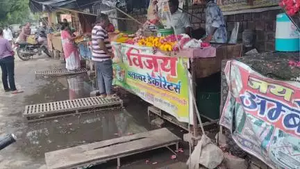 बूंदी: शहर के के एन सिंह चौराहे के पास नालियों की कमी से आमजन और दुकानदारों को हो रही है काफी परेशानी
