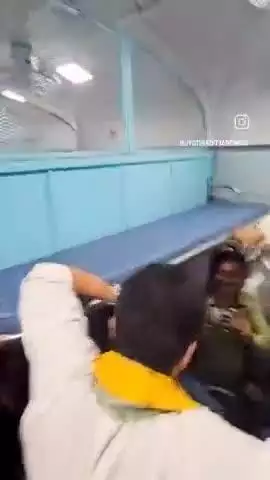 महाराज सिंधिया जी का अलग ही अंदाज  ग्वालियर- गुना- बेंगलूर एक्स्प्रेस ट्रेन मे महाराज सिंधिया जी गाने गाते हुए नजर आए