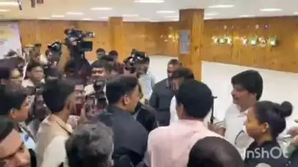 ठाणे: उपमुख्यमंत्री एकनाथ शिंदे यांनी खंडू रांगणेकर बॅडमिंटन हॉल येथे हातात बंदूक घेऊन घेतला शूटिंग रेंजचा आनंद