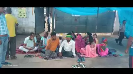आदित्यपुर गम्हरिया: श्रीरामपुर CAL के बाहर मजदूरों का JLKM टीम के साथ अनिश्चितकालीन धरना, मांगे पूरी करने की मांग