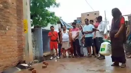 शिवपुरी नगर: मलेरिया कोठी गली में बिजली विभाग की लापरवाही से बैल की मौत, खंभे में फैले करंट से हुई घटना