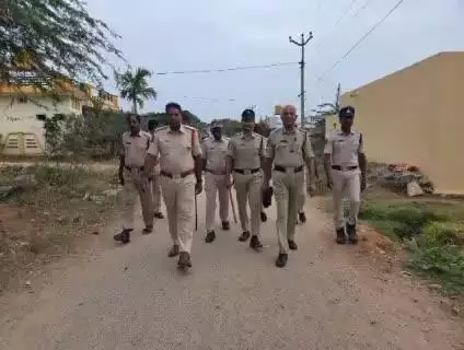 తాడిమర్రి మండలం ఎం అగ్రహారంలో శుక్రవారం ఉదయం పోలీసులు నాకాబంది నిర్వహించారు.