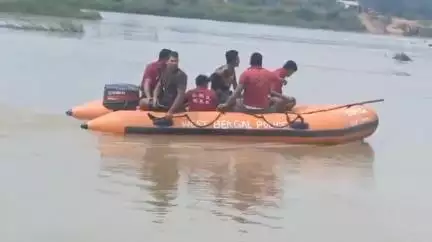 মেদিনীপুর: কংসাবতী নদীতে শুক্রবার সকাল থেকে ফের শুরু হল তল্লাশি, নিখোঁজ গঙ্গাধরের খোঁজে