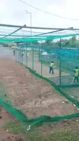 बारिश में भी अभ्यास करते हुए खिलाड़ी। बालिकाओं, दिव्यांग खिलाड़ियों को निशुल्क क्रिकेट प्रशिक्षण दिया जाता है।8827267707