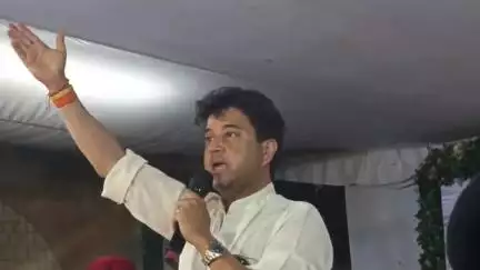 अशोक नगर: केंद्रीय मंत्री ज्योतिरादित्य सिंधिया ने रेलवे स्टेशन पर गाया गाना, कार्यकर्ता झूम उठे